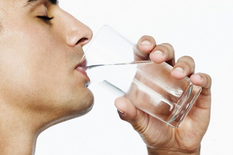 a man drinks 7 kg of water to lose weight every week