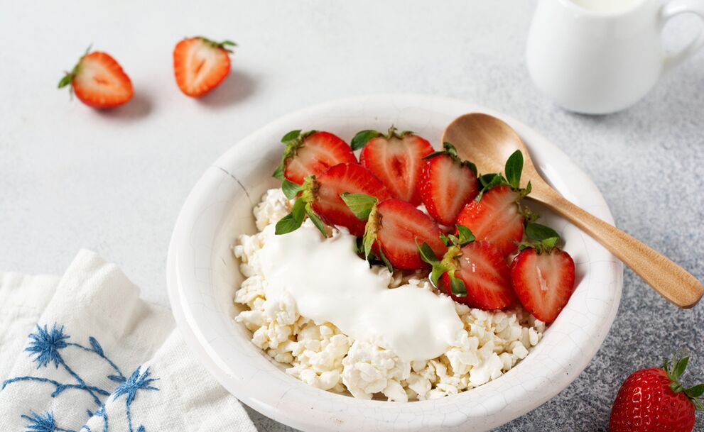 Cheese with strawberries - healthy breakfast for people who want to lose weight