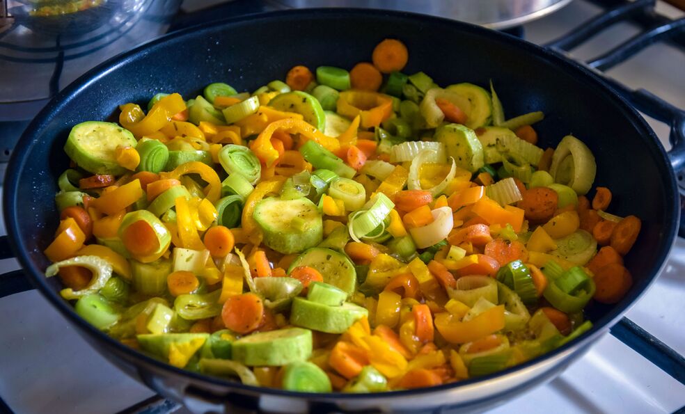 Stewed vegetables are healthy foods rich in fiber. 