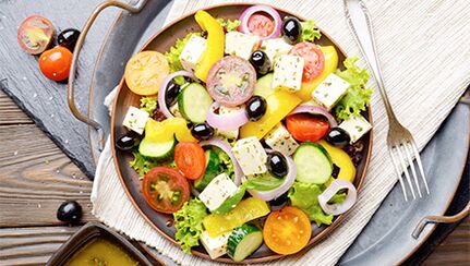 Vegetable salad in the Mediterranean diet for people who want to lose weight