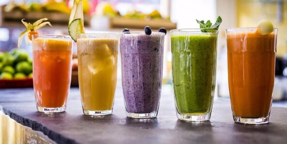 Delicious smoothies are prepared according to the rules of weight loss and body cleansing